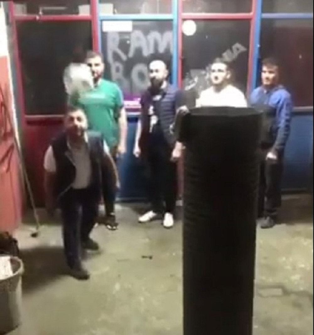 Ovi momci su hit, zaigrali se sa fudbalskom loptom, pa poslednji dobio po "tintari" voćnim delikatesom! (VIDEO)