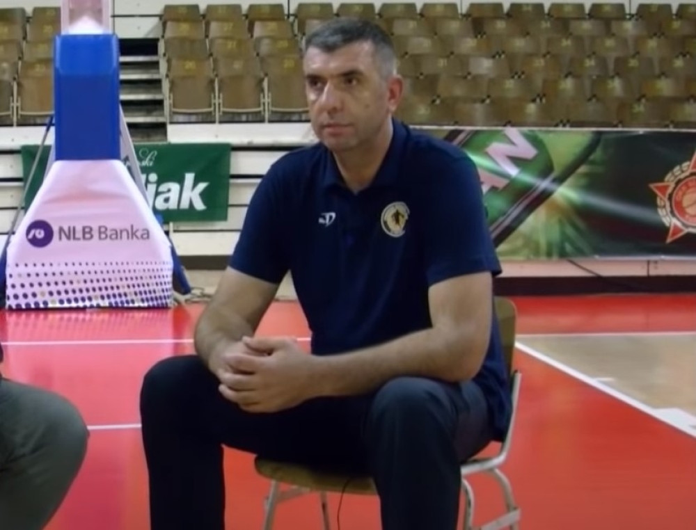 Igrao je na pet Eurobasketa, a sad uslikan u Bosni kako nosi gajbe da bi zaradio za život! (FOTO)