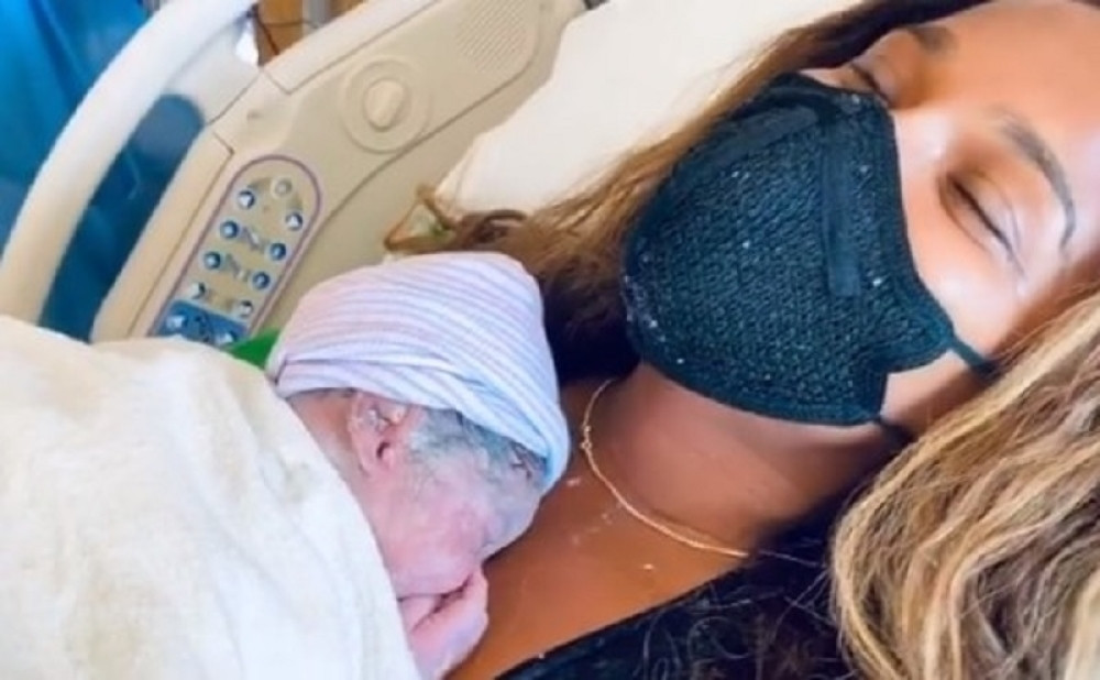 Treći put u ulozi majke: Pevačica, sa zaštitnom maskom na licu, na svet donela dečaka! (VIDEO)