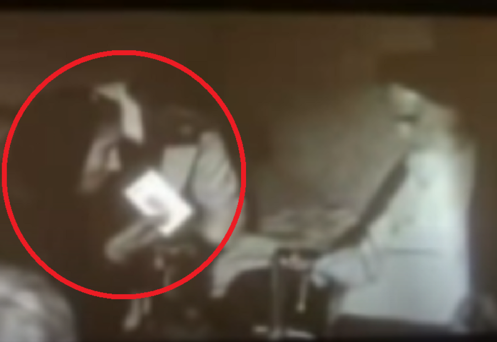 Ceo svet je u neverici gledao ženu koja prkosi Homeiniju i tako rizikuje da izgubi život (VIDEO)