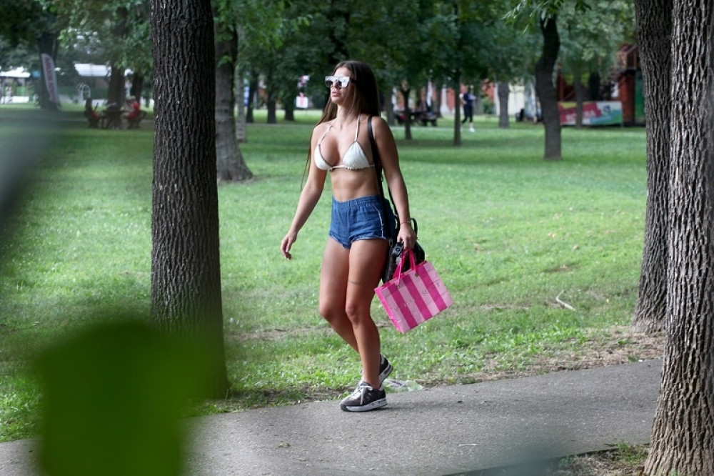 Dragana Mitar sunča grudi na Adi Ciganliji! Nakon suđenja odmah otišla na kupanje