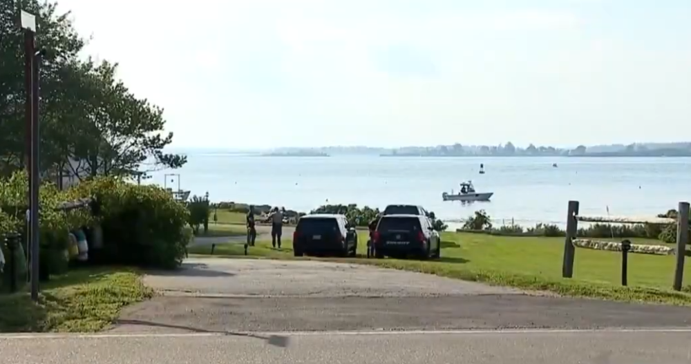 Ajkula ubila ženu dok je plivala pored obale, ljudi pokušavali da izvuku njeno telo! (VIDEO)