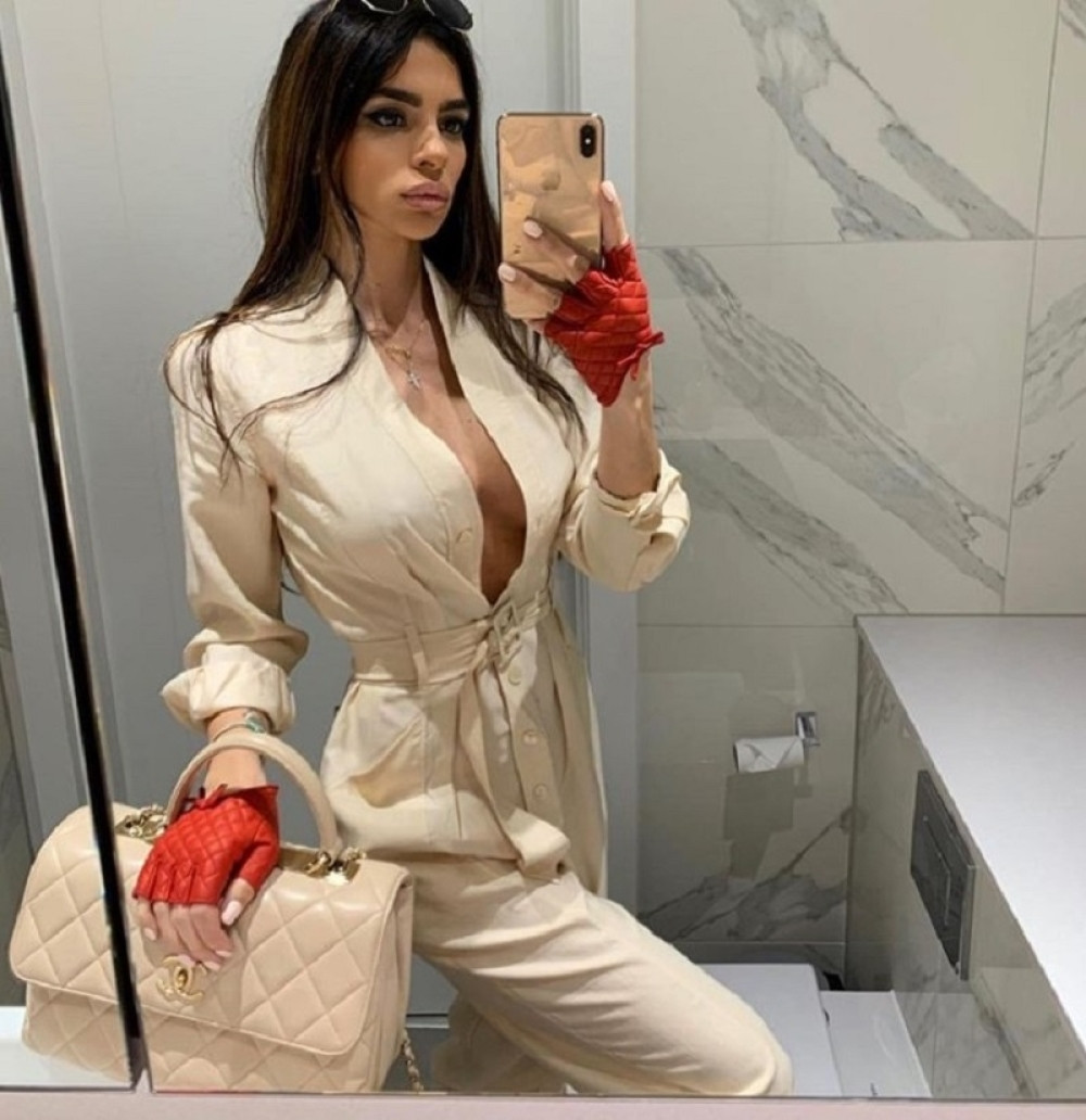 A razlog je njegova žena! Jedva je pokrila intimne delove svojim kupaćim, nije ni čudo kad je tanak k'o konac! (FOTO)