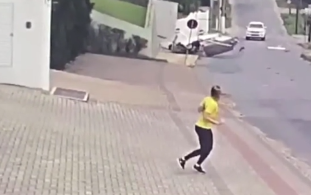 Šokirani pešaci i vozači nisu mogli da veruju šta vide (VIDEO)