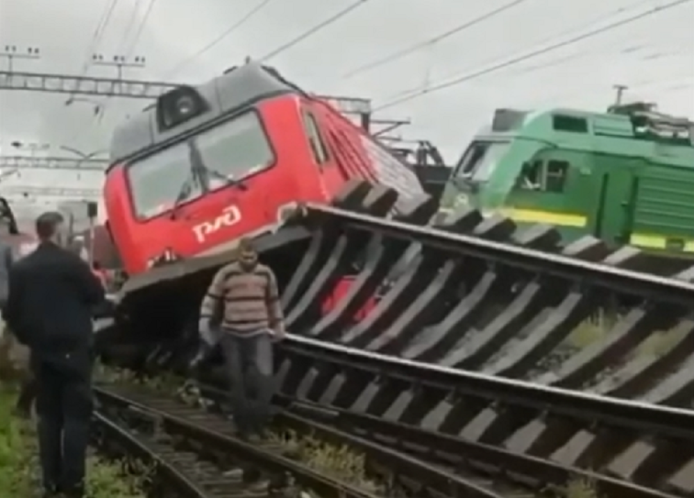 Pruga potpuno iščupana, dve lokomotive uništene, vagon smrskan! (VIDEO)