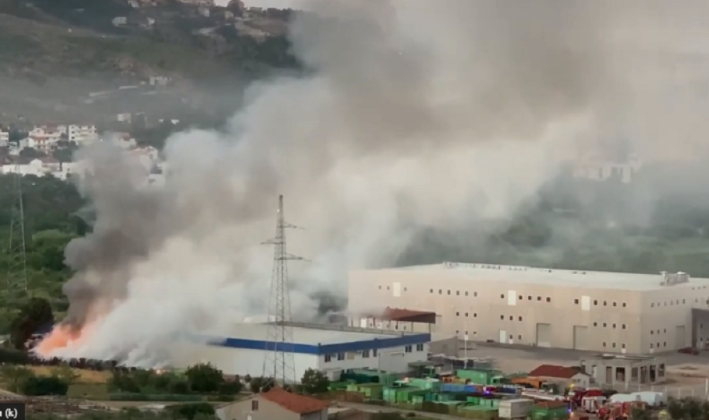 Zapalio se otpad u reciklažnom dvorištu (VIDEO)