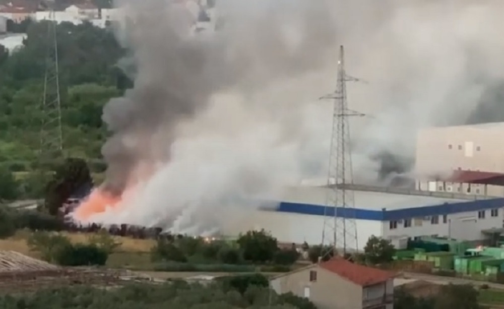 Požar je prejak, gori u Kninu, situacija alarmantna!