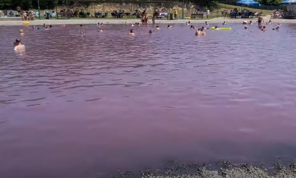 Meštani su ga sami izgradili, a voda ne dozvoljava razvijanje bilo kakvih bakterija! (VIDEO)