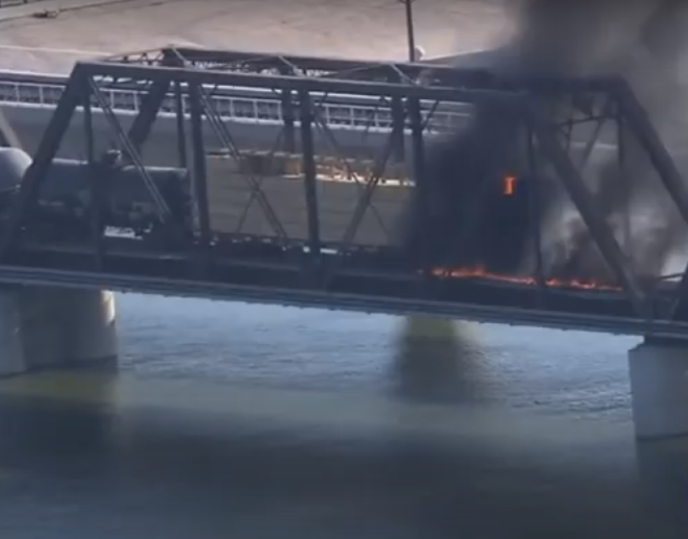 Još uvek ne znaju koliko ima mrtvih, srušio se most, voz u plamenu! (UŽIVO)