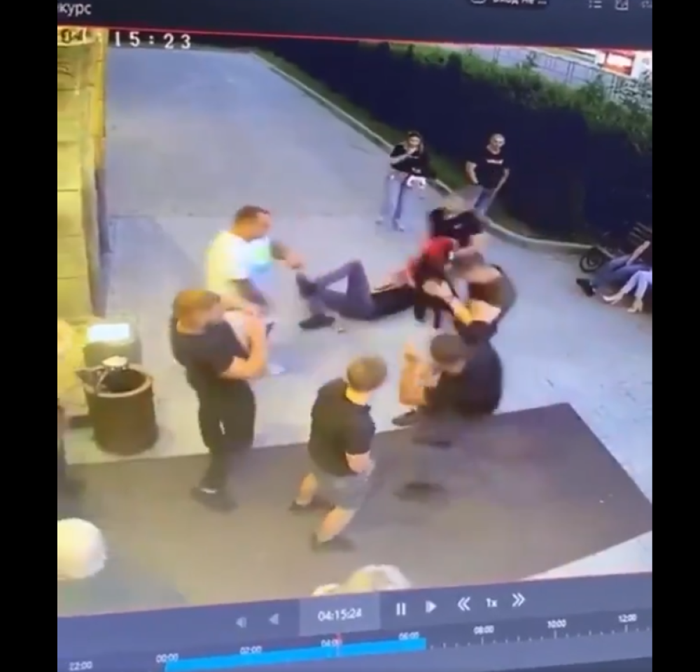 Hrabri momci krenuli su golim rukama na pištolj, a onda se desila jeziva tuča! (VIDEO)