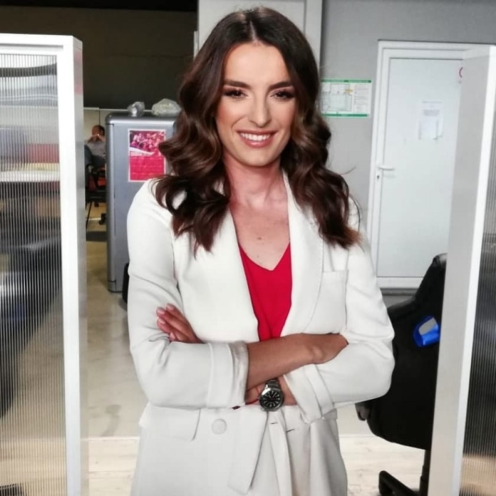 Držala zmiju u rukama, spuštala se konopcima sa Plate Srbije, izveštavala sa zaleđenog Dunava, a na protestima joj je prišao policajac sa željom da je smuva