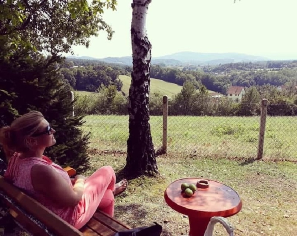 Andrijana iz Ljiga završila je svoj radni dan, a na nju se nakačilo više od STOTINU KRPELJA! (FOTO)