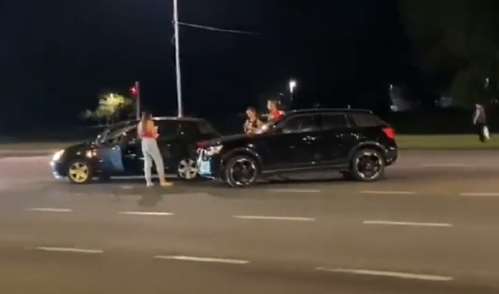 Sudar dva crna automobila kod Palate Srbija, građani netremice gledali! (VIDEO)