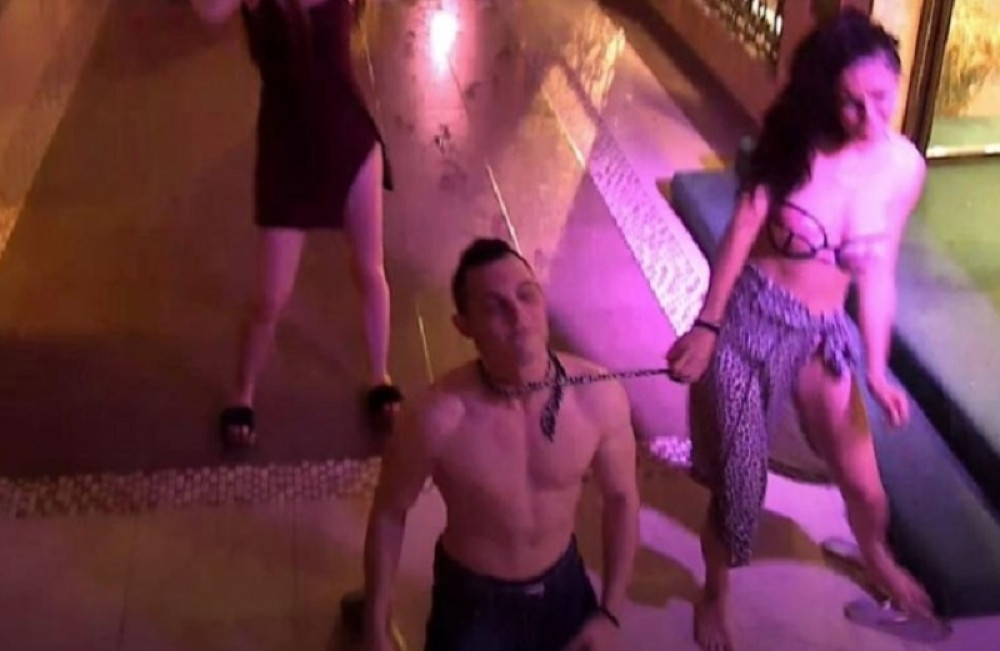 Perverzije na bazenu: Vezala ga, pa ga dovela do vrhunca!