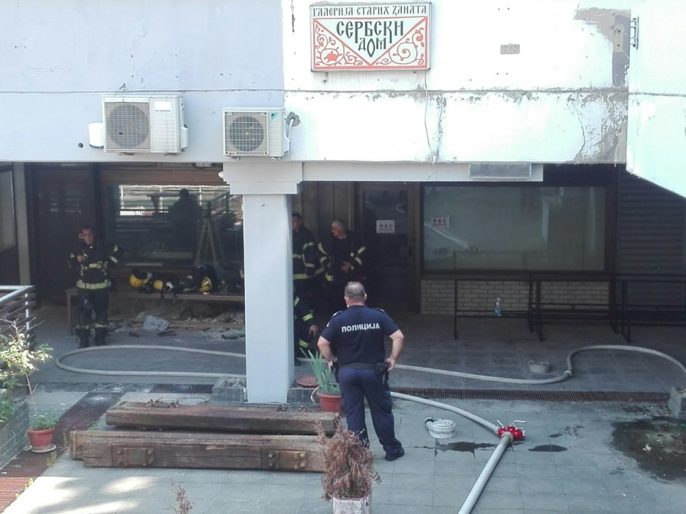 Gori lokal kod Poštanske štedionice