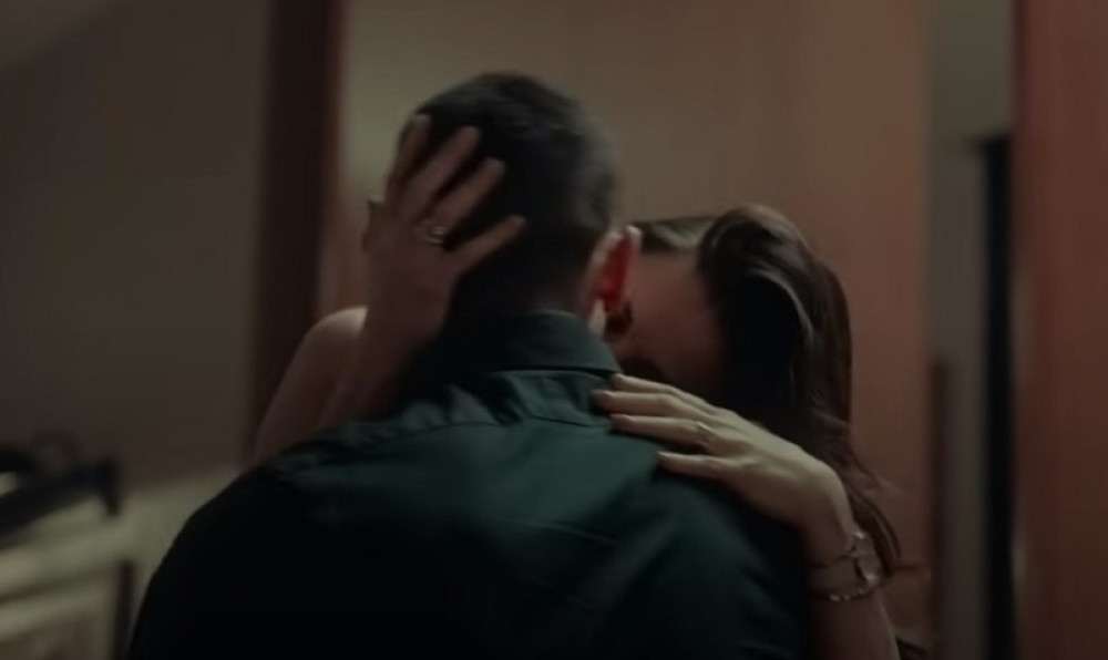 Nova hit serija prepuna EROTSKIH SCENA: Ljudi navučeni na bludne kadrove profesorke prava! (VIDEO)