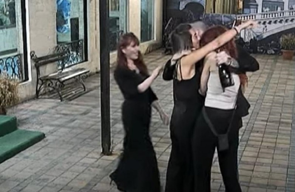 Potpuno neočekivan povratak izbačenog takmičara! Svi su ostavili vilice na podu kada su ga ugledali (VIDEO)