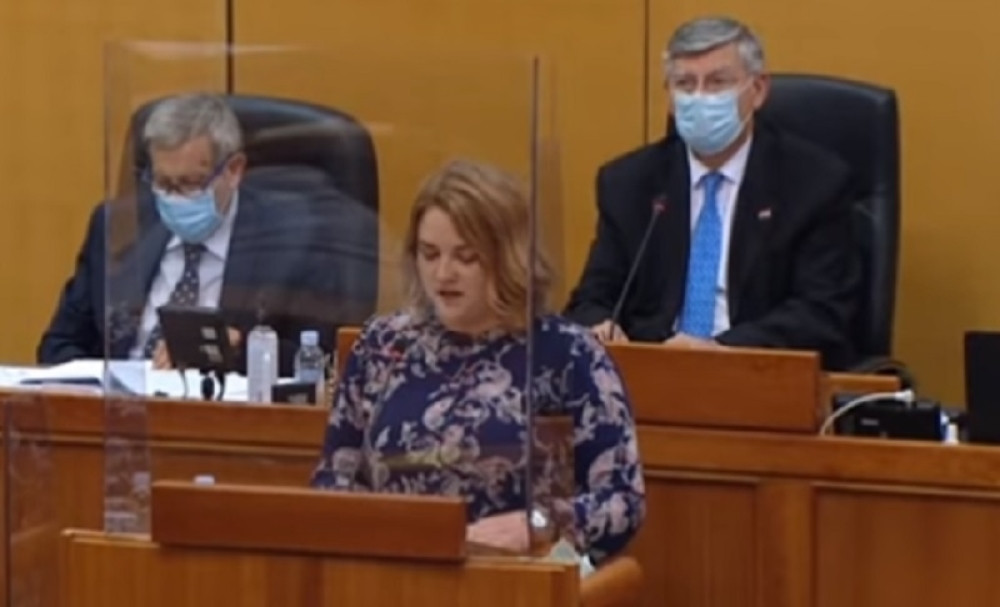 Poslanica izašla na govornicu, pa izustila: Pred vama je osmogodišnja devojčica iz "Oluje"! (VIDEO)