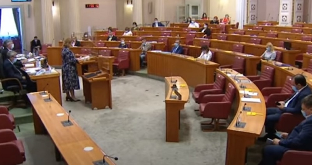 Pojavila se druga poslanica i kroz ciničan smeh "ispravljala" govor Šimprage!