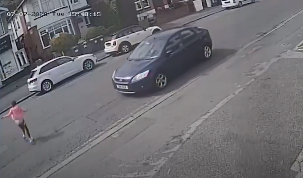 Devojčica (11) je pretrčavala ulicu, od siline udarca automobila je poletela, a onda je samo otišla (VIDEO)