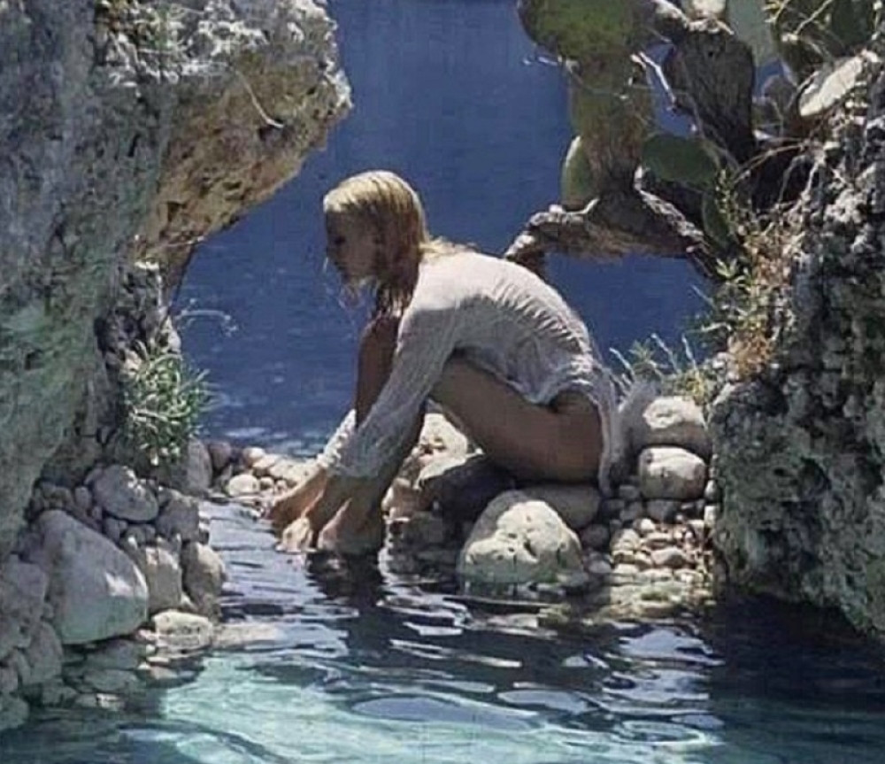 Slavna pevačica gola u 72. godini života: Kao od majke rođena, pokazala SKROZ GOLE GRUDI!