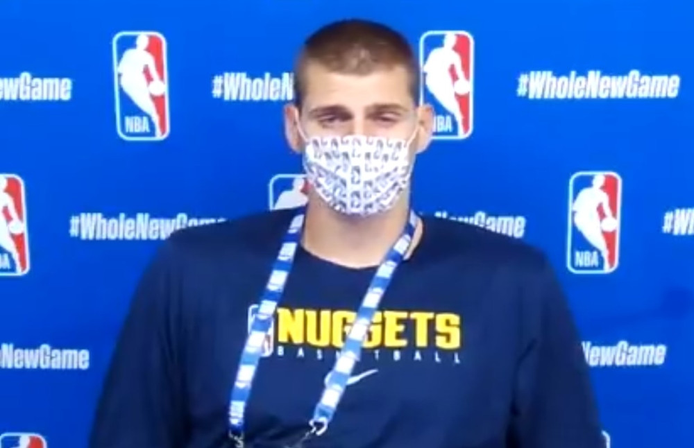 Jokić razgovarao sa novinarima kad je puknulo, Srbin odreagovao kao lider! (VIDEO)