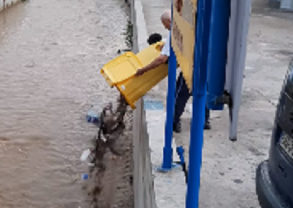 Starac punu kantu đubreta prosuo u reku (VIDEO)