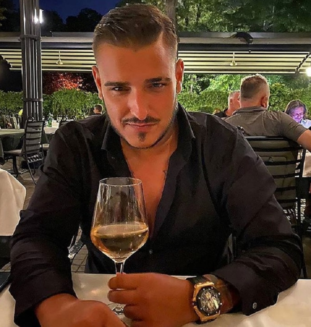 Pravi je macan, a nećete verovati čime se bavi! (FOTO)