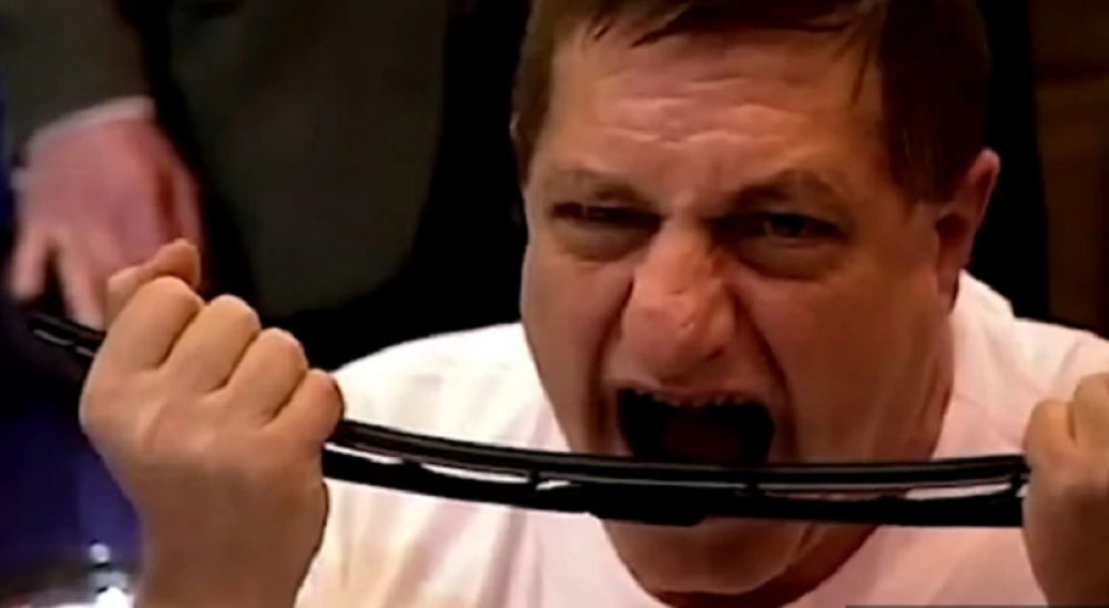 Ovaj čovek uspeo je da pojede 18 bicikala, 7 televizora, 2 kreveta i avion!