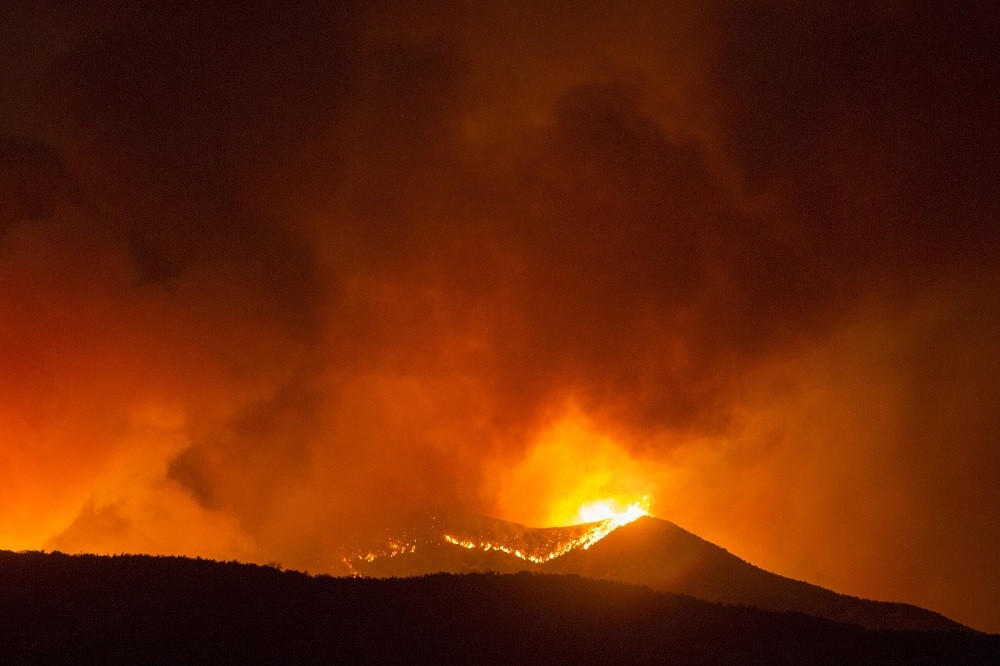 Desetine vatrogasaca se bori sa stihijom - satima!