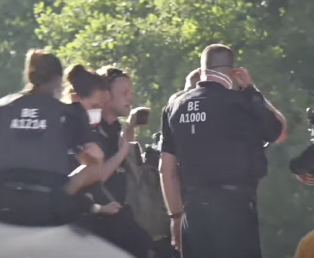 U sukobu demonstranata i snaga reda povređeno 18 policajaca (VIDEO)