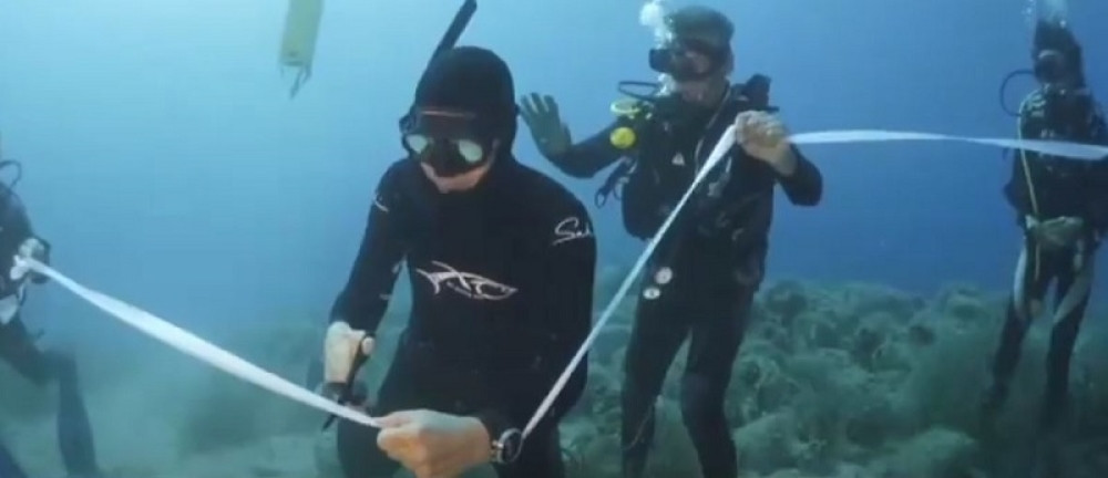 Pevač Sakis Ruvas skočio s jahte i na dnu mora presekao vrpcu (VIDEO)