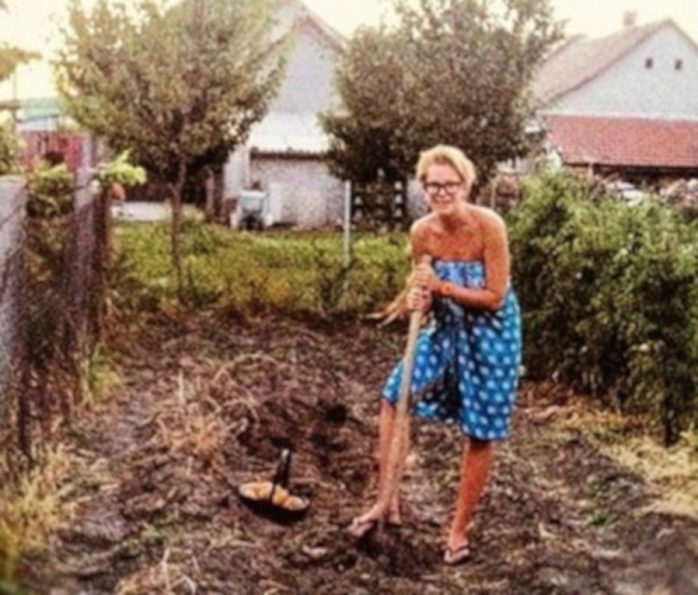 Bosonoga sa alatom u rukama obrađuje zemlju! Tijana Dapčević poslala moćnu poruku svima nakon situacije sa Ninom Badrić!