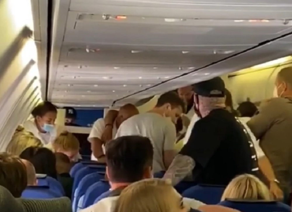 Bahati Britanac bauljao uz votku u avionu, pa dobio batine od putnika, uhapšen i njegov drugar! (VIDEO)