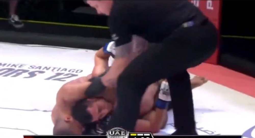 Umalo da uguši protivnika, sudija pokušao da ga spreči, a ovaj navrnuo i na njega! (VIDEO)