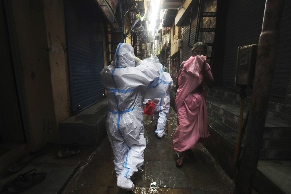 U Indiji od korone umiru kao pokošeni