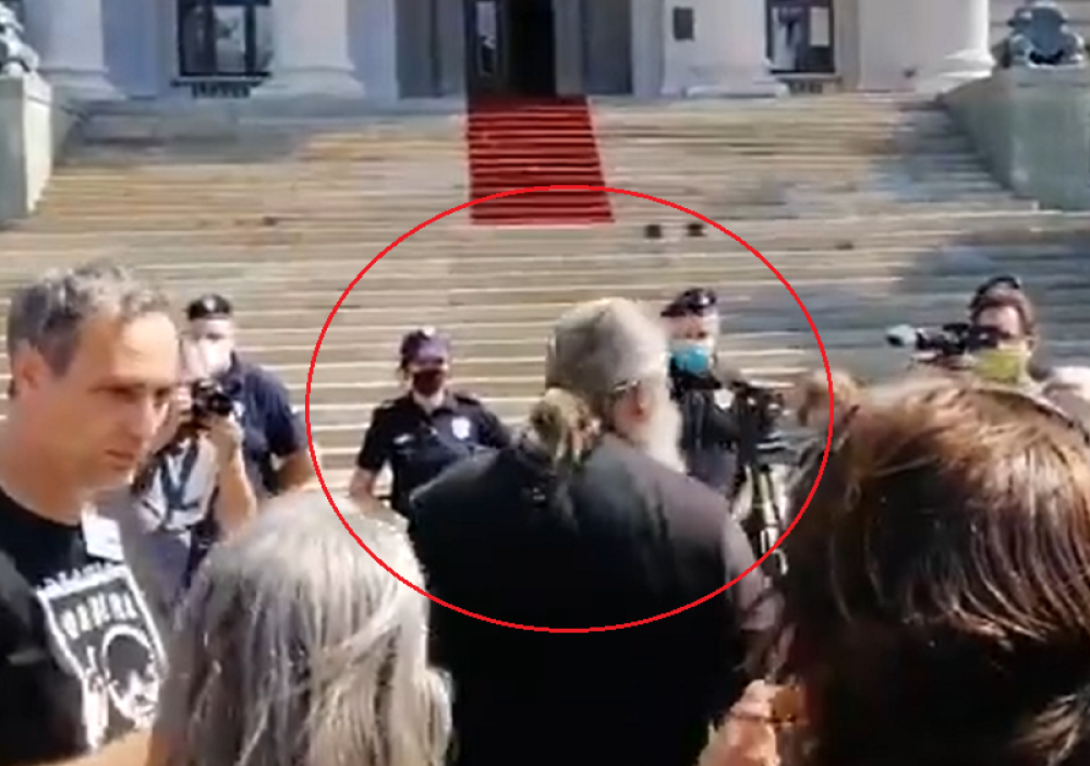 Raščinjeni monah Antonije gađa Skupštinu jajima! (VIDEO)