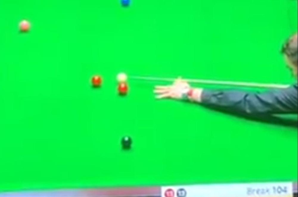 Udario belu kuglu, ali martinela je poremetila njegov plan! Iz besa pokazo "budalu"! (VIDEO)