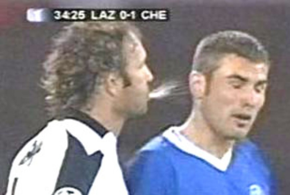 Za kašljanje se dobija direktan crveni karton! (VIDEO)