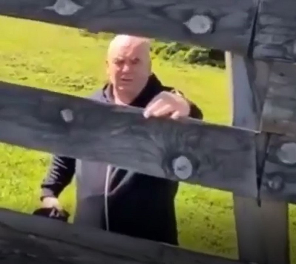 Pesnicama lomi i daske (FOTO, VIDEO)