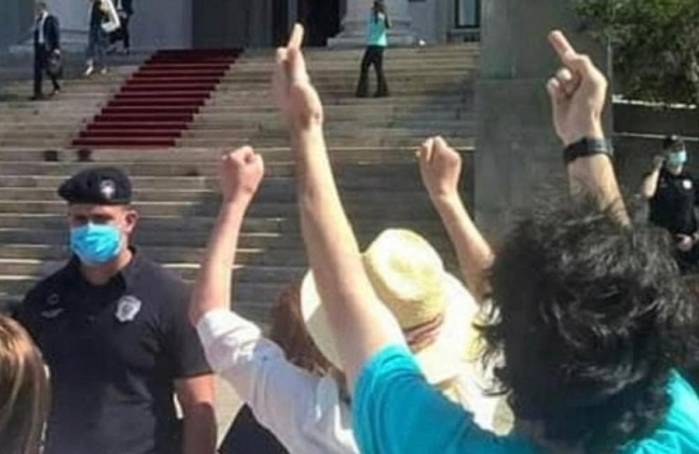 Šta je ovo ispred Skupštine?!