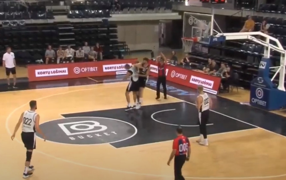 Slavni košarkaš totalno prolupao, sa leđa opalio laktom protivnika po glavi koji je ostao nepomično da leži! (VIDEO)