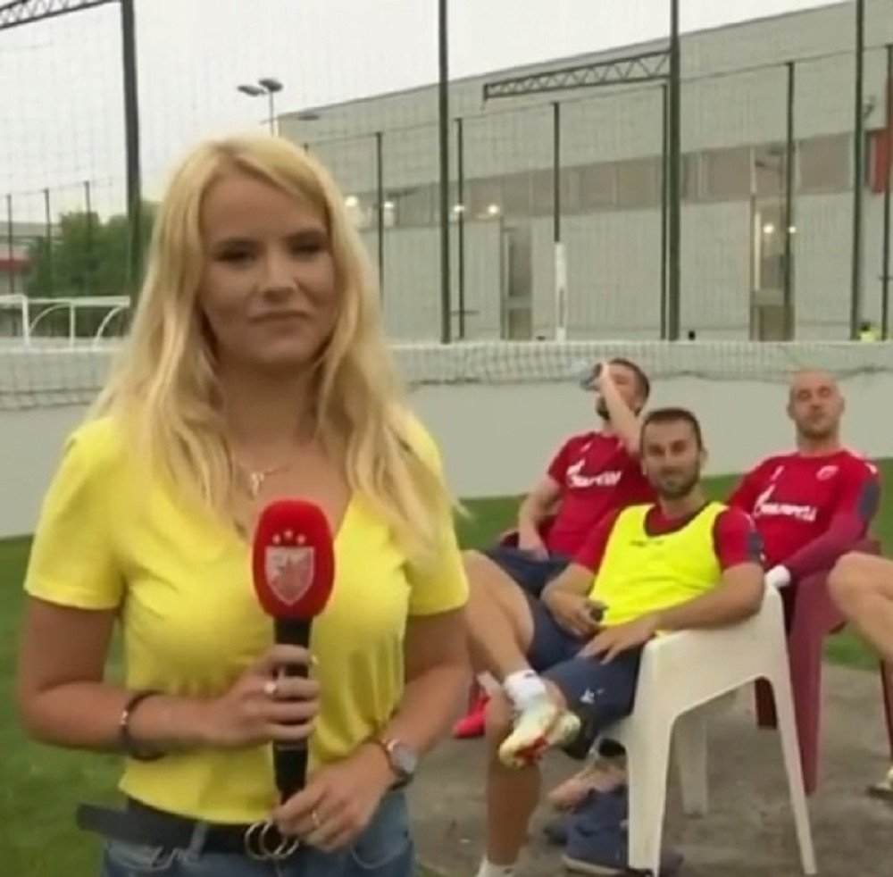 Borjan konstantno ometao prelepu Tatjanu: Malo se "zaigrao" pa je pogodio rukavicom u glavu! (VIDEO)