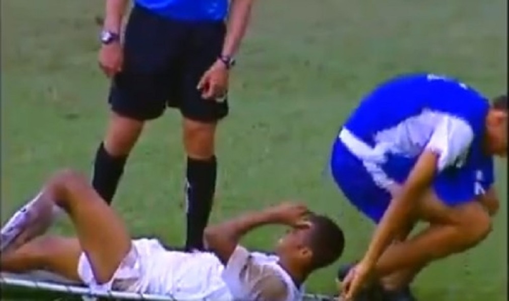 Pokušao da iznese igrača na nosilima pa mu seo na glavu (VIDEO)