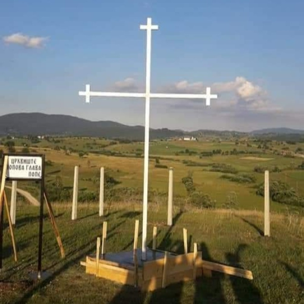 Polomili pravoslavni krst pa raširili ALBANSKU zastavu!