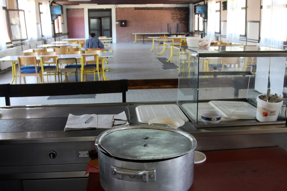 Izvršen pretres izbegličkog kampa, pronađene palice i noževi, sedamnaest migranata će biti proterano