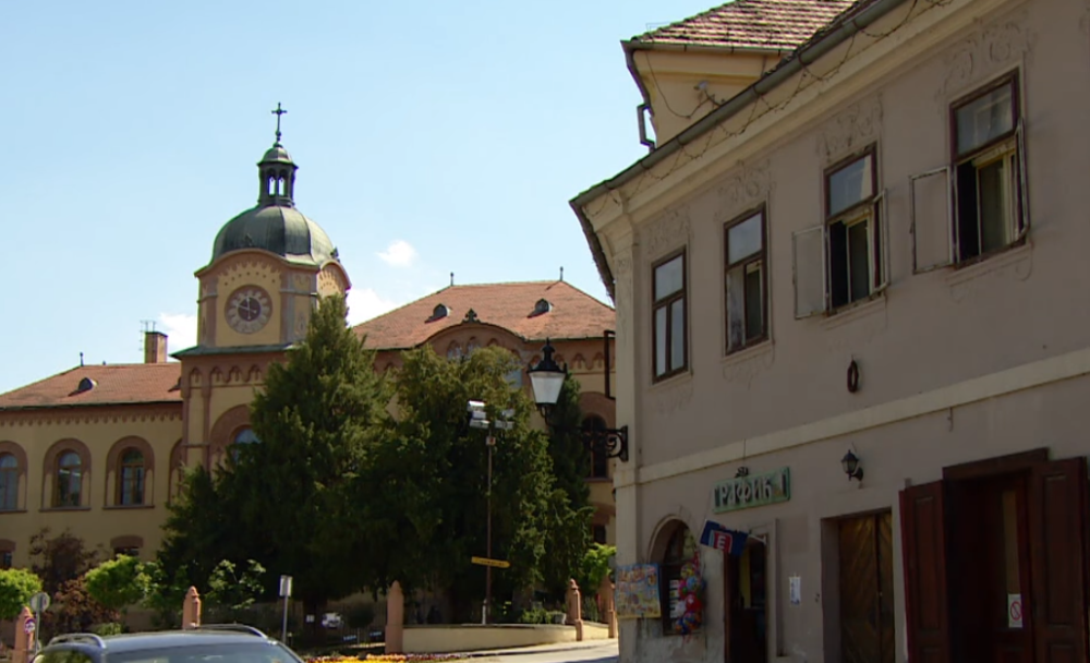 Zabranjena su javna okupljanja, zatvaraju se bazeni, a određeno je i ko mora da plati sahrane