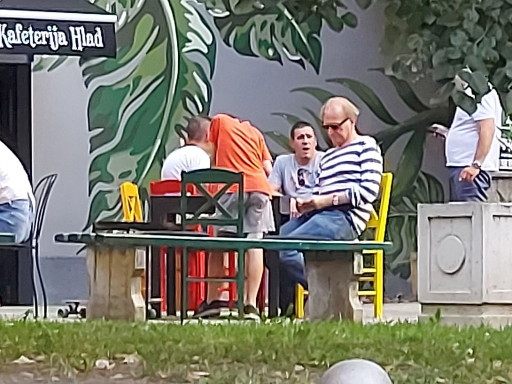 Paparaco "Alo" uslikao poznatog glumca u kafiću: Glumcu Svetozaru Cvetkoviću je najbolje sa sinom!