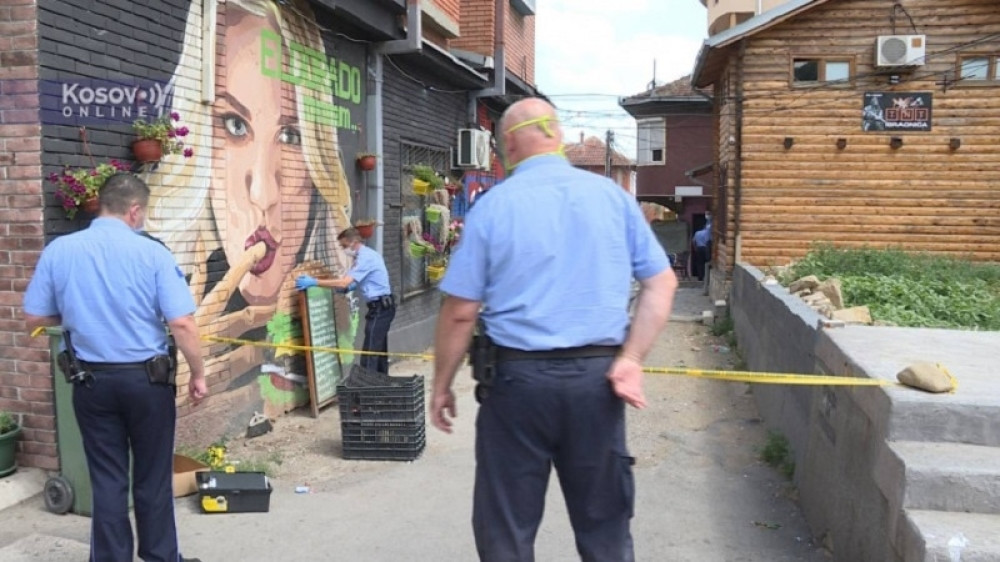 Pripadnik Rosu van dužnosti udarao mladića oružjem po glavi, pištolj opalio (VIDEO)