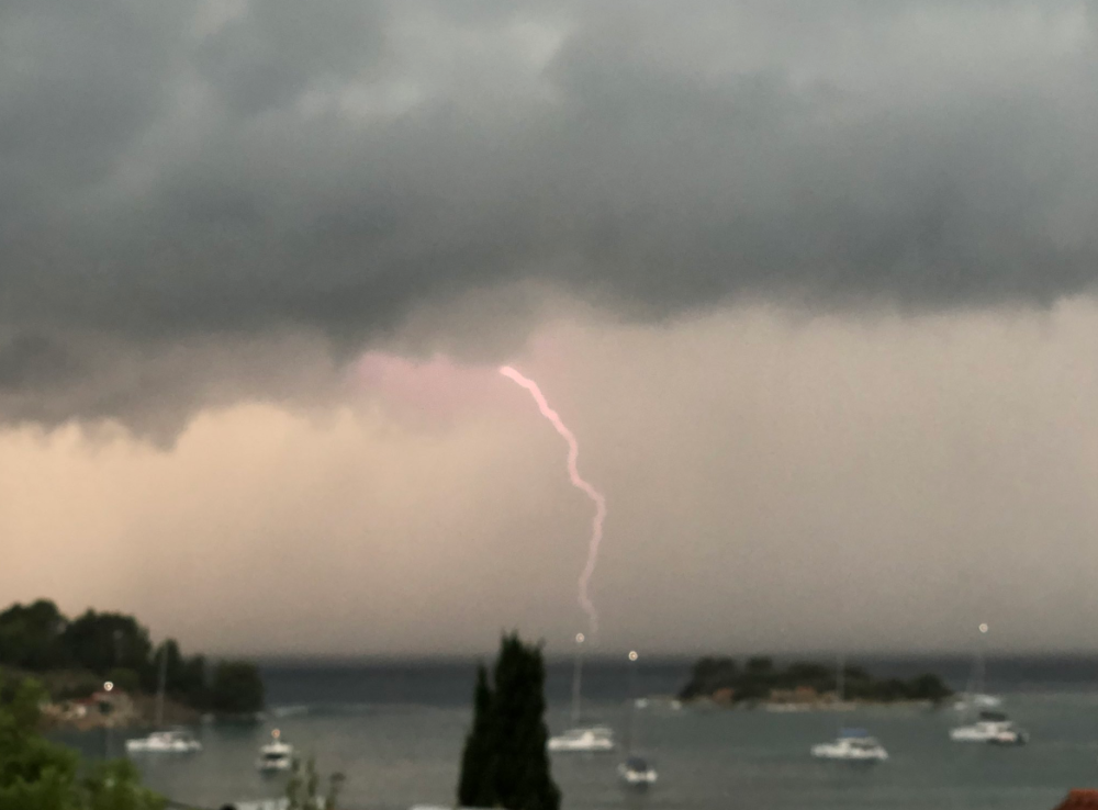 Oluja tutnji Hrvatskom, stravične scene sa plaža!